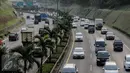 Kendaraan berlalu lalang melintasi tol Jagorawi, Jakarta, Rabu (8/7/2015). Pemerintah mulai Selasa (7/7) pukul 00.00 WIB memberikan diskon tarif seluruh ruas jalan tol sebesar 25-35 persen sampai Rabu (22/7) pukul 24.00 WIB. (Liputan6.com/Faizal Fanani)