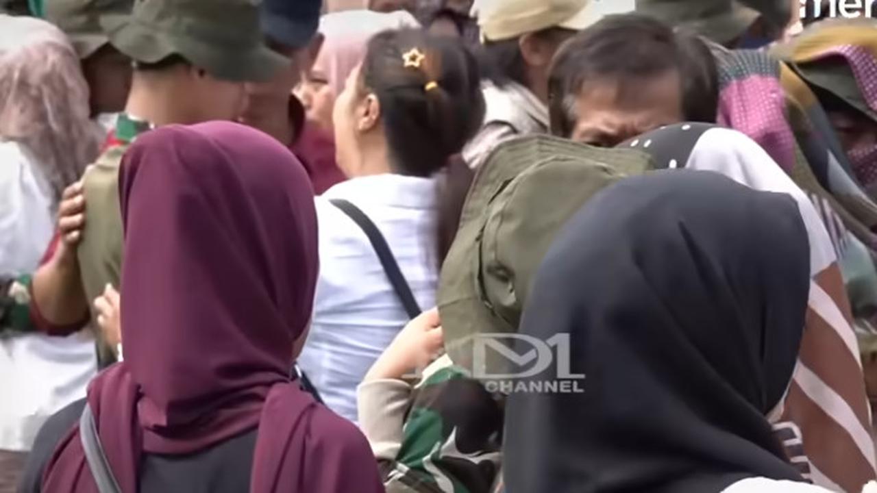Pelajar 'Lulus' Pendidikan di Barak Militer Bak Taruna TNI, Banjir Air Mata Sujud di Kaki Ibu