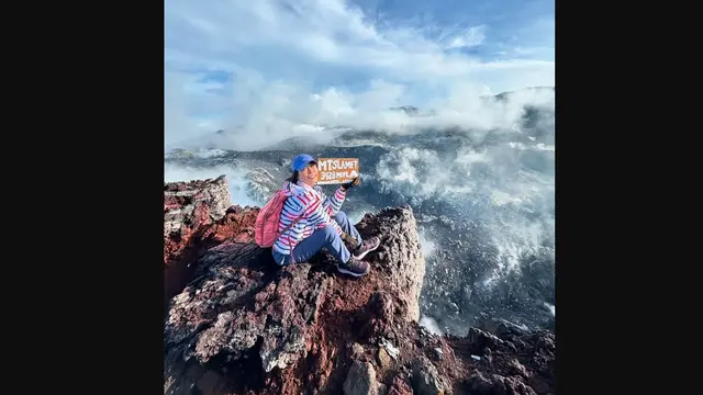 Pendaki Lilie Wijayati Poegiono meninggal dunia di Puncak Jaya atau Carstensz, Papua.