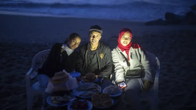 Warga Maroko Berbuka Puasa di Pantai