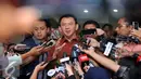 Gubernur DKI Jakarta, Basuki T Purnama memberikan keterangan usai menjalani pemeriksaan sebagai di Bareskrim Mabes Polri, Jakarta, Kamis (25/2). Ahok diperiksa sebagai saksi bagi dua tersangka Firmansyah dan Fahmi Zulfikar. (Liputan6.com/Gempur M Surya)