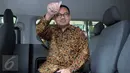 Menteri ESDM Sudirman Said mengacungkan jempol saat akan meninggalkan Gedung KPK, Jakarta, Selasa (24/5). Sudirman Said mengaku diundang KPK untuk meningkatkan koordinasi antara kedua lembaga tersebut. (Liputan6.com/Helmi Afandi)