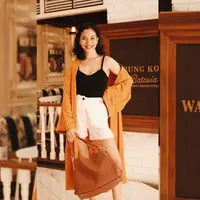 Putri Marino styling celana pendek (Instagram @putrimarino)