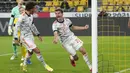 Striker Bayern Munchen, Thomas Mueller berselebrasi usai mencetak gol ke gawang Borussia Dortmund pada pertandingan final final Piala Super Jerman di Signal Iduna Park, Jerman, Rabu (18/8/2021). Munchen menang atas Dortmund dengan skor 3-1. (AP Photo/Martin Meissner)