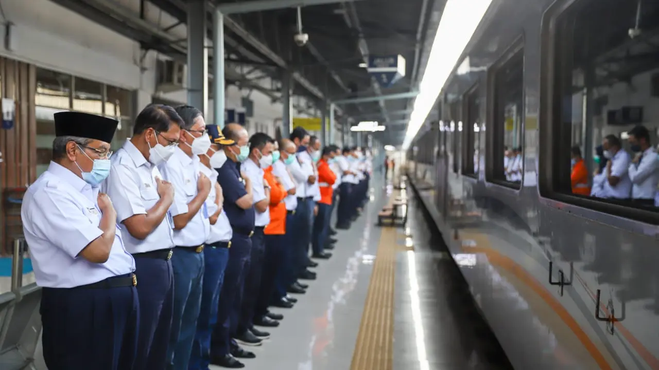 Direktur Utama (Dirut) KAI Didiek Hartantyo dan Komisaris Utama (Komut) KAI Said Aqil Siroj meninjau Stasiun Pasar Senen