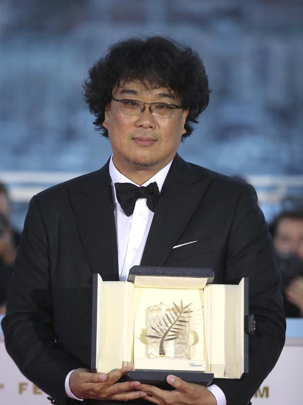 Bong Joon Ho menerima Palme d'Or di Festival Film Cannes 2019 (AP Photo/Petros Giannakouris)