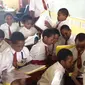 Sejumlah murid Sekolah Taruna Papua tengah belajar di ruang kelas. (Liputan6.com/Katharina Janur)