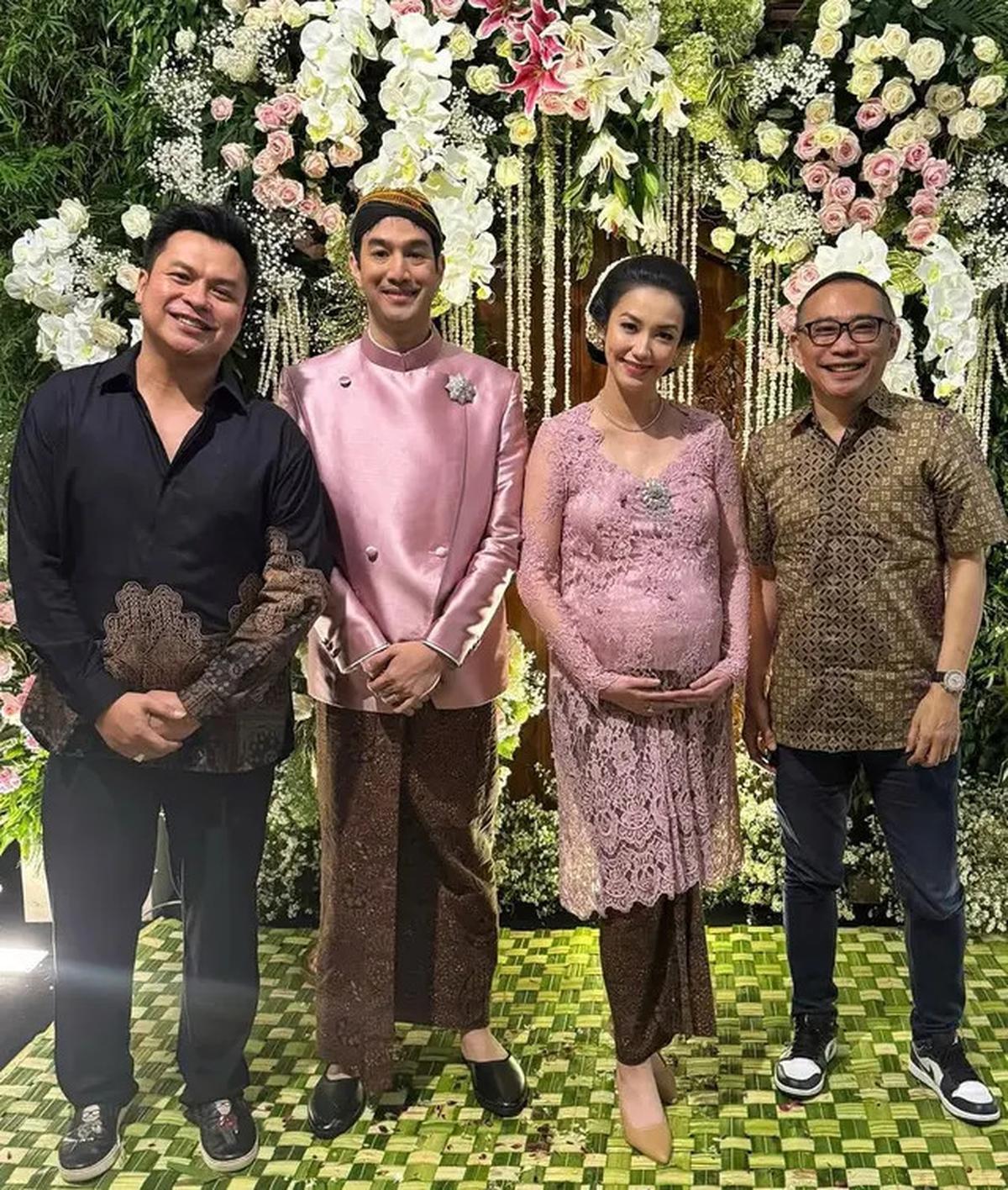 6 Potret Tujuh Bulanan Kehamilan Pertama Velove Vexia dengan Adat Jawa Dibalut Kebaya Pink hingga Wajah Suaminya Terungkap