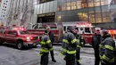 Kendaraan petugas pemadam berada di lokasi kebakaran di Fifth Avenue, depan Trump Tower, di New York, Senin (8/1). Trump Tower merupakan gedung 68 lantai milik Donald Trump yang terdiri apartemen mewah dan perkantoran. (AP Photo/Richard Drew)