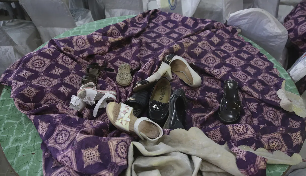 Sejumlah sepatu terlihat di atas meja di aula pernikahan yang rusak setelah ledakan di Kabul, Afghanistan, Minggu (18/8/2019).Sebuah ledakan bom bunuh diri melanda sebuah pesta pernikahan pada Sabtu malam. (AP Photo/Rafiq Maqbool)