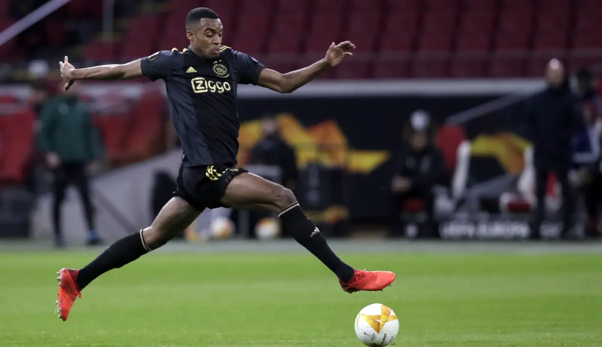 Gelandang Ajax, Ryan Gravenberch mengontrol bola saat bertanding melawan AS Roma pada pertandingan leg pertama perempat final Liga Europa di Johan Cruyff ArenA di Amsterdam, Belanda, Jumat (9/4/2021). AS Roma menang 2-1 atas Ajax. (AP Photo/Peter Dejong)