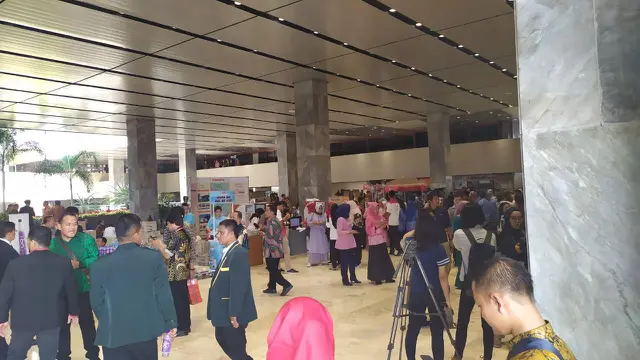 Keluarga calon anggota baru DPR periode 2019-2024 hadir di Parlemen jelang pelantikan
