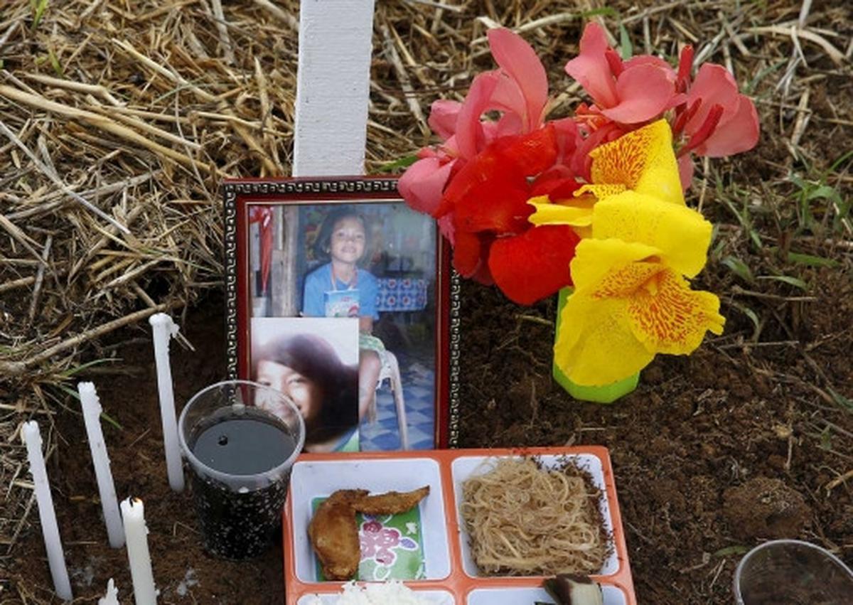 Jelang dua tahun Topan Haiyan, warga Filipina ziarah kuburan massal