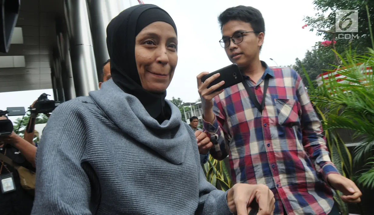 Ike Rahmawati adik Kandung artis Inneke Koesherawati usai menjalani pemeriksaan oleh penyidik di KPK, Jakarta, Kamis (16/8). Ike diperiksa sebagai saksi untuk tersangka Direktur PT Melati Technofo Indonesia Fahmi Darmawansya. (Merdeka.com/Dwi Narwoko)