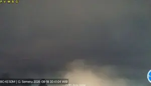 Semeru Erupsi 6 Kali dalam Sehari, Waspada Radius Bahaya