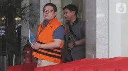 Tersangka pengusaha Chandry Suanda alias Afung berjalan keluar Gedung KPK usai pemeriksaan di Jakarta, Rabu (6/11/2019). Penyuap anggota DPR F-PDIP I Nyoman Dhamantra itu diperiksa untuk melengkapi berkas kasus dugaan suap pengurusan izin impor bawang putih tahun 2019. (merdeka.com/Dwi Narwoko)