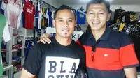 Atep (kiri) bersama Zainal Arief di Bandung. Atep berpendapat Persib butuh playmaker andal layaknya Makan Konate. (Bola.com/Bagas Rahadyan)