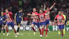 Para pemain Atletico Madrid merayakan kemenangan pada akhir pertandingan sepak bola leg kedua babak 16 besar Liga Champions UEFA melawan Inter Milan di Stadion Metropolitano, Madrid pada 13 Maret 2024. (Thomas COEX/AFP)