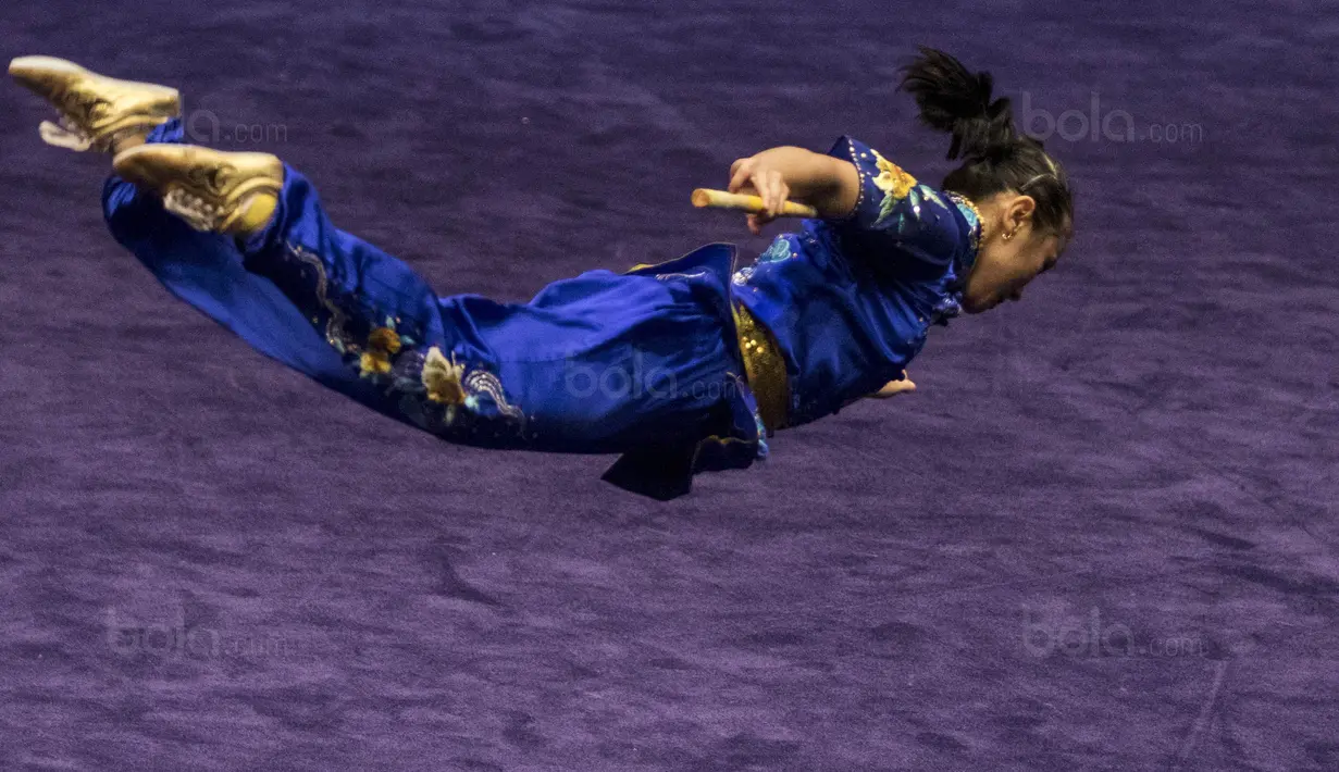 Atlet wushu Indonesia, Felda Elvira Santoso, tampil pada SEA Games nomor gunshu putri di KLCC, Kuala Lumpur, Minggu (20/8/2017). Felda berhasil meraih medali perunggu dengan meraih nilai 9,62. (Bola.com/Vitalis Yogi Trisna) 