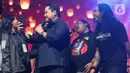 Menteri BUMM Erick Thohir (tengah) saat acara doa bersama dan konser amal Salam Satu Jiwa di Bekasi, Jawa Barat, Minggu (8/1/2023). Konser ini merupakan bentuk dukungan dan solidaritas terhadap korban tragedi Kanjuruhan Malang. (Liputan6.com/Herman Zakharia)