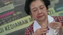 Megawati membersihkan kacamatanya yang terkena tetesan air mata haru saat mengetahui kemenangan Jokowi melalui hasil hitung cepat, Jakarta, Rabu (9/7/2014) (Liputan6.com/Herman Zakharia) 