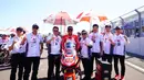 Pembalap Astra Honda Racing Team (AHRT), Rheza Danica Ahrens berfoto bersama Tim AHRT sebelum dimulainya balapan Race 1 kelas Asia Production 250 (AP250) pada ajang Asia Road Racing Championship (ARRC) 2023 di Sirkuit Mandalika, Lombok, Sabtu (12/8/2023). (Dok. AHRT)