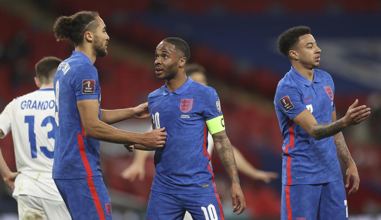 Gelandang Inggris, Raheem Sterling (tengah) merayakan gol ketiga Inggris yang dibuatnya ke gawang San Marino dalam laga Kualifikasi Piala Dunia 2022 Zona Eropa Grup I di Wembley Stadium, London, Kamis (25/3/2021). Inggris menang 5-0 atas San Marino. (AP/Carl Recine/Pool)