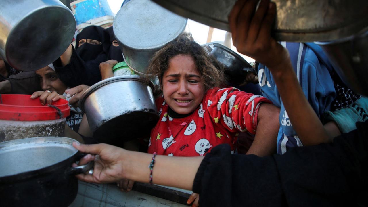 Anak-anak kelaparan Jalur Gaza mengantre makanan