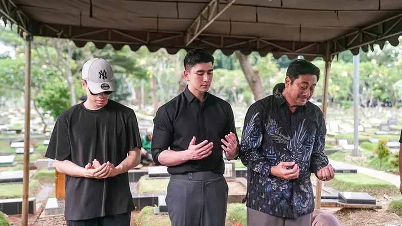 Sang Nenek Meninggal Dunia, Ini 6 Potret Verrell Bramasta Antar ke Peristirahatan Terakhir
