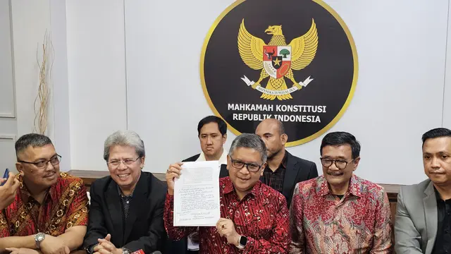 Sekjen PDIP menyerahkan amicus curiae dari Megawati Soekarnoputri ke Gedung Mahkamah Konstitusi (MK), Jakarta, Selasa (16/4/2024).