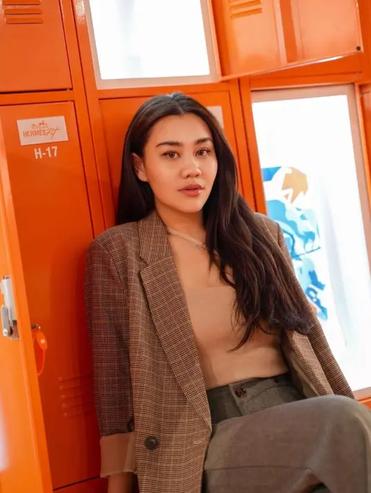 Blazer motif juga pernaha dikenakan Aaliyah Massaid. Dia memadukan celana abu sesuai dengan warna balzer yang dipakai