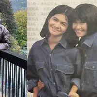 Kenal sejak remaja, presenter Cut Tari dan Ersa Mayori sengat dekat hingga sekarang. Seperti belum lama ini, kedua presenter tersebut menikmati liburan bersama ke Swiss dan Italia. [Instagram/ersamayori/jualmajalahjadul]