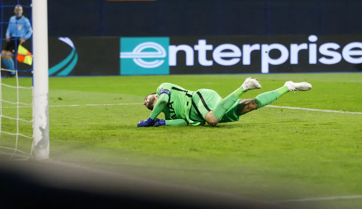 Penjaga gawang Tottenham Hotspur Hugo Lloris gagal menyelamatkan bola saat pemain Dinamo Zagreb Mislav Orsic mencetak gol pada pertandingan leg kedua babak 16 besar Liga Europa di Stadion Maksimir, Zagreb, Kroasia (18/3/2021). Tottenham kalah 0-3, sehingga agregat 2-3. (AP Photo/Darko Bandic)