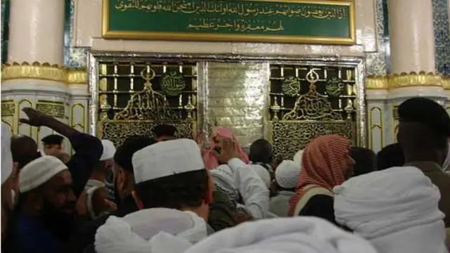Berziarah ke Makam Nabi Muhammad SAW di Masjid Nabawi Madinah