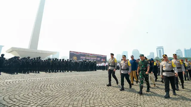 Kapolri Jenderal Listyo Sigit Prabowo pimpin apel gelar pasukan Operasi Mantap Brata terkait dengan pengamanan seluruh rangkaian Pemilu 2024, di Lapangan Monas, Jakarta, Selasa (17/10/2023).