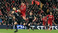 Pemain Liverpool, Roberto Firmino berebut bola dengan pemain Swansea City, Federico Fernandez pada laga pekan ke-20 Premier League di Stadion Anfield, Rabu (27/12). Dua gol Firmino membawa Liverpool menang lima gol tanpa balas.. (Peter Byrne/PA via AP)