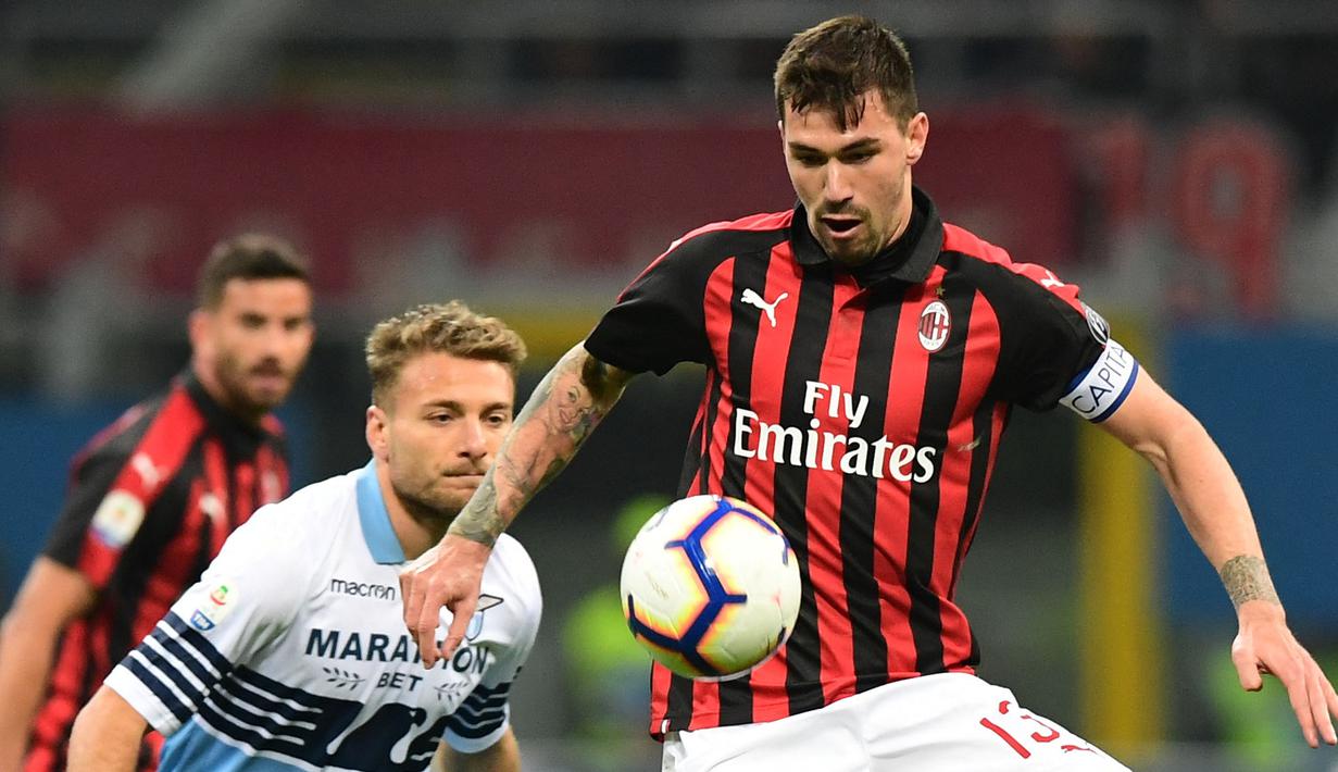 Alessio Romagnoli dikabarkan akan hengkang dari AC Milan pada awal musim 2021/2022 karena sering menjadi pelapis di skuat utama. Ia ternyata masuk ke dalam daftar belanja Conte untuk memperbaiki lini belakang The Lilywhites. (AFP/Miguel Medina)