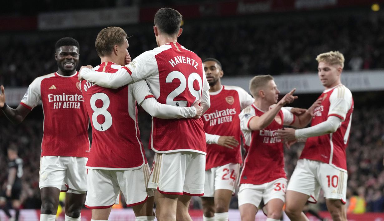 Selebrasi para pemain Arsenal merayakan gol pertama ke gawang Luton Town yang dicetak Martin Odegaard (kedua kiri) pada laga pekan ke-31 Premier League 2023/2024 di Emirates Stadium, London, Rabu (3/4/2024) malam. (AP Photo/Frank Augstein)