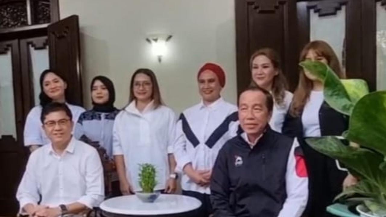 Jokowi pakai jaket PSI logo baru