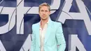 <p>Aktor Ryan Gosling menghadiri pemutaran perdana film The Grey Man di TCL Chinese Theatre, Los Angeles, California, Amerika Serikat, 13 Juli 2022. Aktor asal Kanada ini menyelipkan kakinya ke dalam sepasang sepatu kulit putih. (Amy Sussman/Getty Images/AFP)</p>