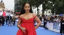 Rihanna berpose untuk fotografer pada pemutaran perdana film 'Valerian and the City of Thousand Planets' di London, Senin (24/7). Rihanna memicu rumor kehamilan saat ia mengenakan gaun panjang yang nyaris tidak menutupi dadanya. (Joel Ryan/Invision/AP)