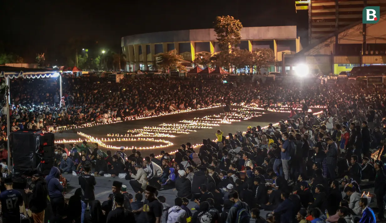 Ribuan warga sekitar yang datang berkumpul di area parkir depan pintu VIP layaknya sebuah pertandingan tengah digelar. (Bola.com/Bagaskara Lazuardi)