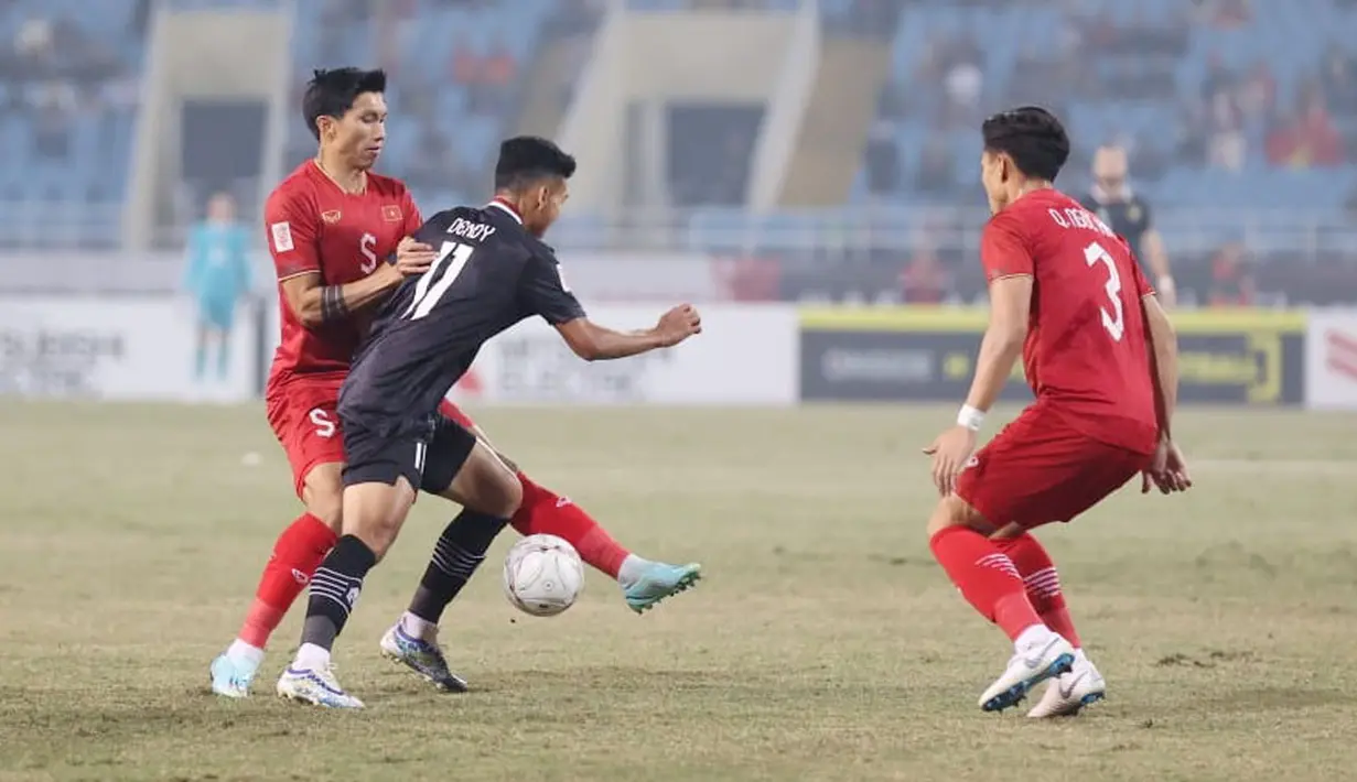 Pemain Vietnam, Doan Van Hau, menghalau pergerakan pemain Timnas Indonesia, Dendy Sulistyawan, pada laga leg kedua semifinal Piala AFF 2022 di Stadion Nasional My Dinh,  Senin (9/1/2023). (Dok PSSI)