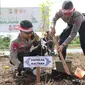 Kapolda Kaltara Irjen Pol Daniel Adityajaya saay menanam pohon di Hutan Kota Kabupaten Bulungan, Rabu (23/8/2023).