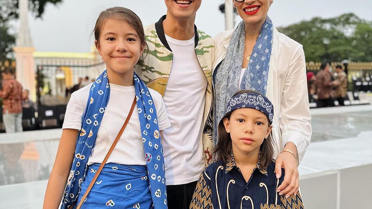8 Ide Baju Batik Couple Keluarga dari Artis di Istana Berbatik, dari Atta Halilintar-Aurel Hermansyah hingga Christian Sugiono-Titi Kamal