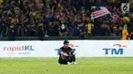 Kiper Timnas U-22 Satria Tama duduk termenung setelah pertandingan Sepak Bola Indonesia melawan Malaysia di Stadion Shah Alam, Selangor, Sabtu (26/08). Indonesia kalah 0-1 dari tuan rumah Malaysia di Sea Games 2017. (Liputan6.com/Faizal Fanani)