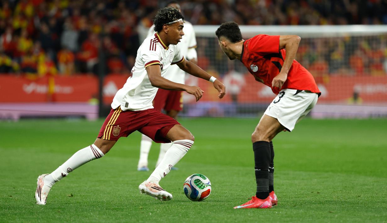 Sepanjang pertandingan, terdengar chant dari tribune yang berbunyi, “Siapa yang tidak melompat adalah seorang Muslim”. Ucapan tersebut dinilai menghina dan menyinggung identitas keagamaan. (AP/Joan Monfort)