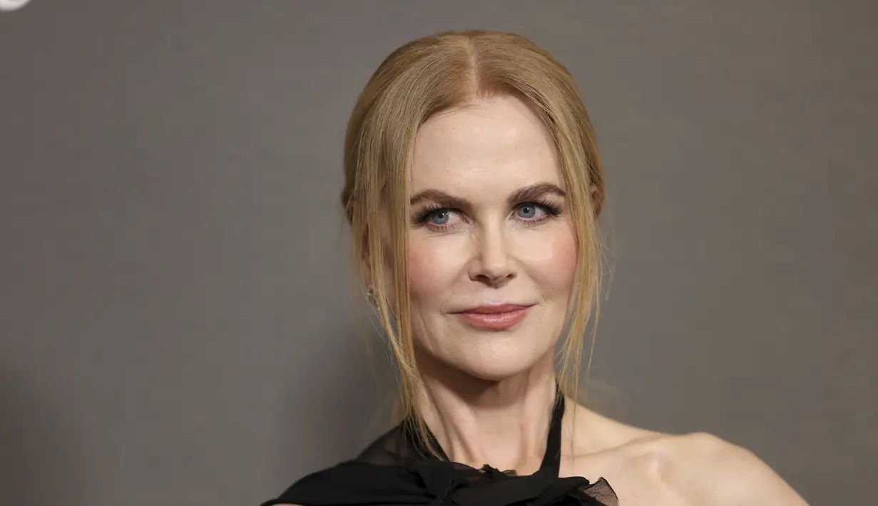 Nicole Kidman yang kini berusia 56 tahu memamerkan perutnya yang kencang saat dia pergi tanpa bra dalam balutan gaun hitam yang berani untuk Ops Khusus: pemutaran Lioness.  (Vianney Le Caer/Invision/AP)