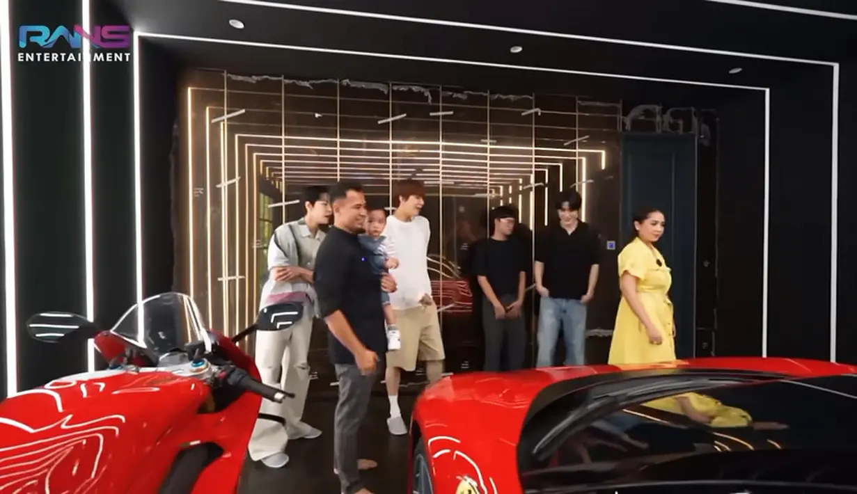 Tiga member NCT saat melihat-lihat koleksi motor dan mobil mewah  koleksi Raffi Ahmad. Tampak dari mereka heboh melihat  koleksi barang-barang mewah milik pria yang kerap disapa Sultan Andara ini. [Youtube/Rans Entertainment]