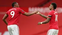 Penyerang Manchester United, Marcus Rashford (kanan) berselebrasi dengan rekannya Anthony Martial usai mencetak gol ke gawang Southampton pada pertandingan lanjutan Liga Inggris di Old Trafford di Manchester, Inggris (13/7/2020). MU bermain imbang 2-2 atas  Southampton. (AP Photo/Dave Thompson,Pool)